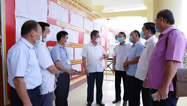 Ông Trịnh Việt Hùng, Ủy viên dự khuyết Ban Chấp hành Trung ương Đảng, Phó Bí thư Tỉnh ủy, Chủ tịch UBND tỉnh Thái Nguyên trao đổi với các cử tri.