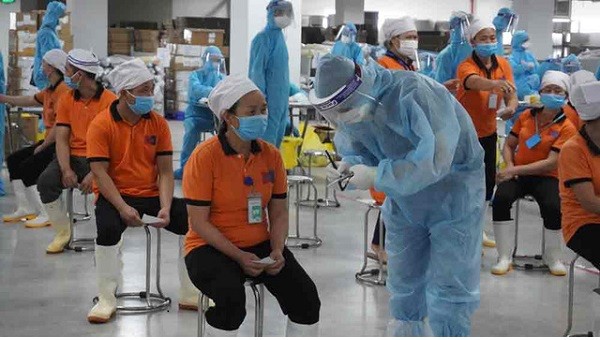 Thực hiện phòng chống dịch COVID-19 cho công nhân.