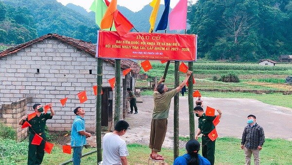 Bộ đội biên phòng cùng người dân trang trí tại điểm bầu cử.