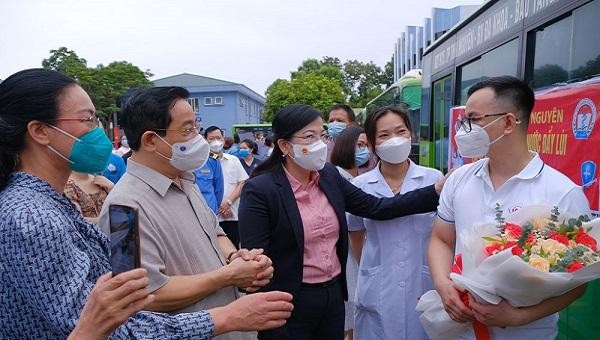 Bà Nguyễn Thanh Hải, Bí thư Tỉnh Thái Nguyên động viên cán bộ y, bác sĩ trước khi lên đường vào miền Nam hỗ trợ chống dịch.