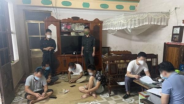 Các đối tượng cùng tang vật bị bắt quả tang đánh bạc tại nhà Hoàng Văn Nguyên.