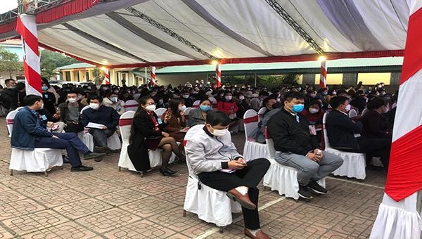Hơn 500 người ngồi sát nhau không đảm bảo giãn cách, vi phạm các quy định phòng chống dịch