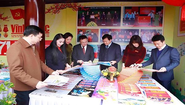 Hội báo Xuân Vĩnh Phúc 2022 có gần 10 gian trưng bày các sản phẩm, ấn phẩm sách báo