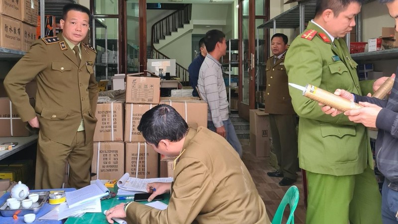 Lực lượng chức năng lập biên bản kê khai, tạm giữ số hàng hóa vi phạm.