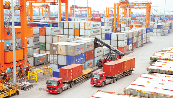 Sau khi cán mức xuất siêu kỷ lục vượt 20 tỷ USD trong 11 tháng, nửa đầu tháng 12, kim ngạch xuất khẩu cả nước đạt 12,28 tỷ USD, giảm 8,3% so với nửa cuối tháng 11/2020.
