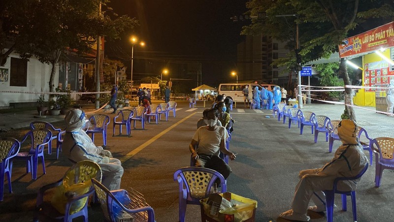 Chủ động, bình tĩnh và sáng tạo, Đà Nẵng đã và đang thể hiện tinh thần “tổng tiến công” chứ không để mình bị động trong cuộc chiến chống dịch.