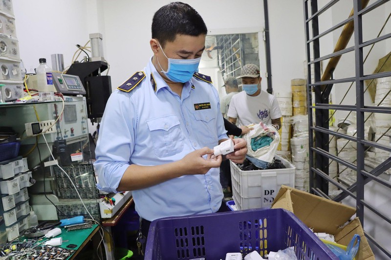 Triệt phá cơ sở gia công, lắp ráp sạc điện thoại 'rởm' ảnh 2