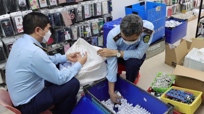 Triệt phá cơ sở gia công, lắp ráp sạc điện thoại 'rởm' ảnh 1