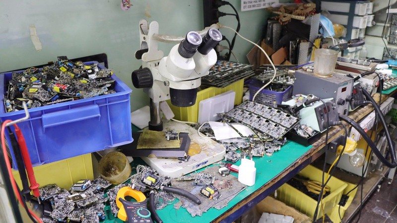 Triệt phá cơ sở gia công, lắp ráp sạc điện thoại 'rởm' ảnh 5
