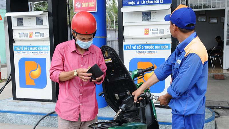 Giá xăng trong nước có thể 'hạ nhiệt' vào ngày mai?