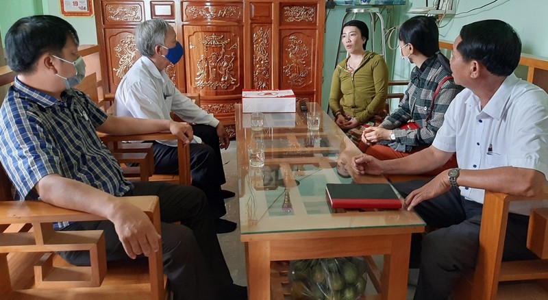Ông Nguyễn Lê Vi Phúc - Phó Chủ tịch Thường trực UBND TP. Tuy Hòa cùng cơ quan ban ngành đến thăm hỏi cháu B. và gia đình.