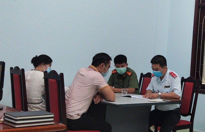 Lực lượng chức năng làm việc với đối tượng. Ảnh: Sở TT&TT tỉnh Bình Định.