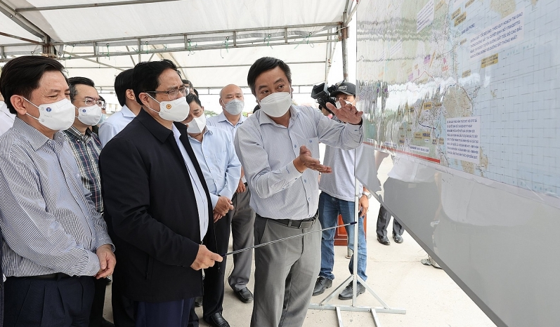 Thủ tướng Phạm Minh Chính cùng lãnh đạo các bộ, ngành khảo sát các dự án, công trình lớn, trọng điểm tại Khánh Hòa.