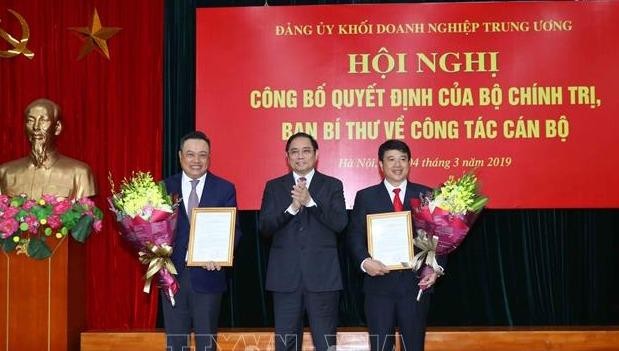 Ông Phạm Minh Chính trao quyết định của Bộ Chính trị cho ông Y Thanh Hà Niê Kđăm (bên phải), và ông Trần Sỹ Thanh (bên trái). Ảnh: TTXVN