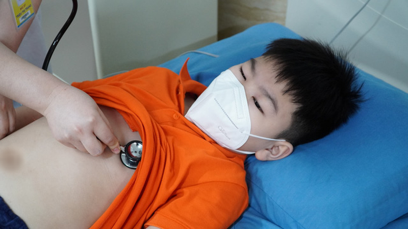Bác sĩ kiểm tra tình trạng sức khỏe bé trai.