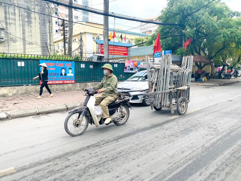 'Rùng mình' xe tự chế chở hàng cồng kềnh trên đường Hà Nội ảnh 1