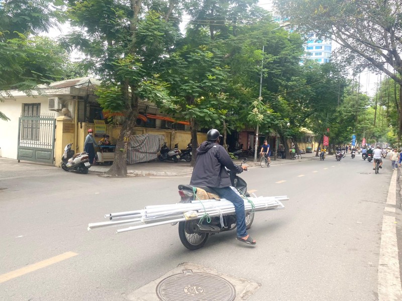 'Rùng mình' xe tự chế chở hàng cồng kềnh trên đường Hà Nội ảnh 4