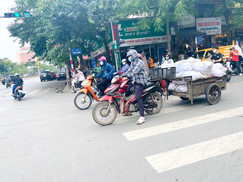 'Rùng mình' xe tự chế chở hàng cồng kềnh trên đường Hà Nội ảnh 2