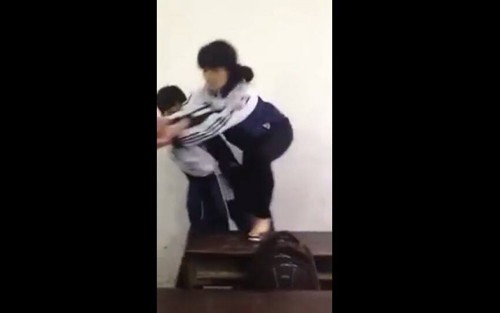 Cảnh nữ sinh hành hung một nam sinh (Ảnh cắt từ clip).