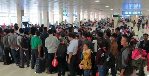 Cảnh sân bay Tân Sơn Nhất đông nghịt khách những ngày cuối năm (ảnh Zing)