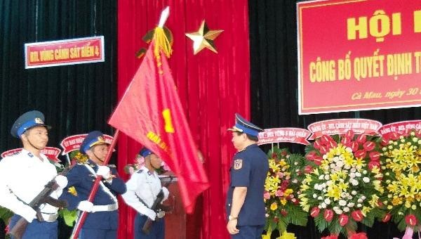 Trung tướng Hoàng Văn Đồng - Chính ủy Cảnh sát biển Việt Nam trao Quân kỳ quyết thắng cho Hải đoàn 42
