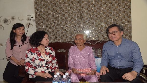 Đồng chí Trương Thị Mai và Bí Thư Tỉnh ủy Bạc Liêu Nguyễn Quang Dương thăm và tặng quà cho mẹ VNAH Nguyễn Thị Hạnh.