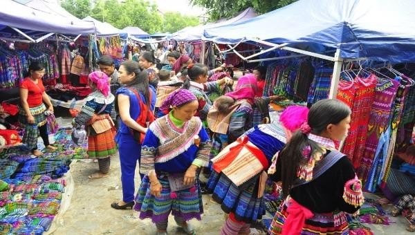 Phiên chợ Bắc Hà rực rỡ sắc màu văn hóa vùng cao