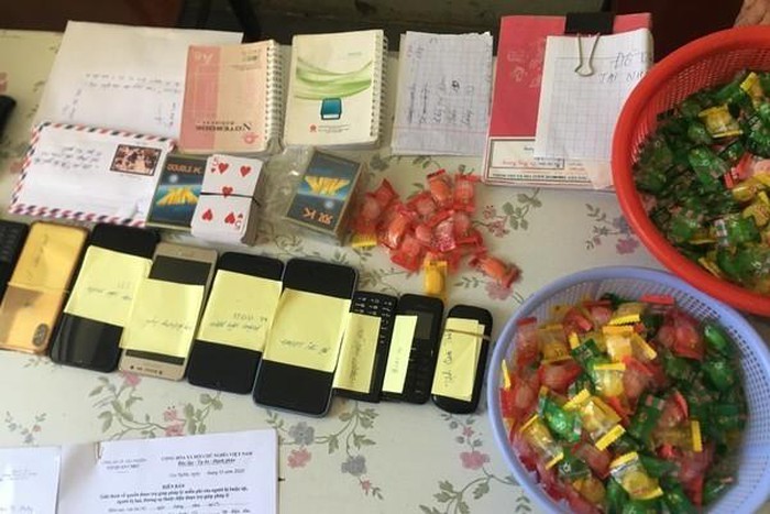 Những rổ kẹo và các tang vật khác bị thu giữ trong vụ đánh bạc ở Gia Nghĩa (Đắk Nông)