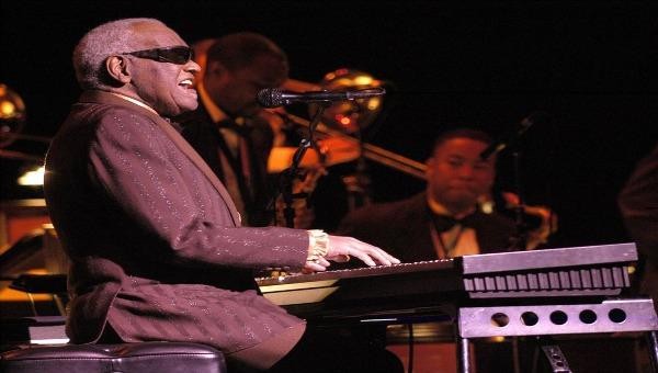 Nghệ sĩ khiếm thị Ray Charles trong một buổi biểu diễn