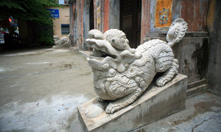 Nghê chầu ở cửa đình