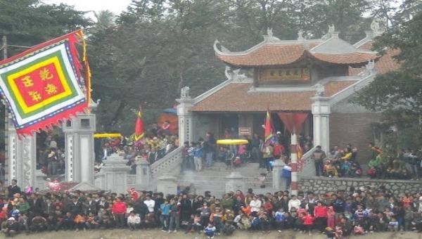 Đền Cờn mùa lễ hội.