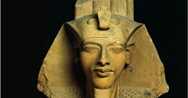 Đầu tượng pharaoh Akhenaten được khai quật ở Ai Cập.