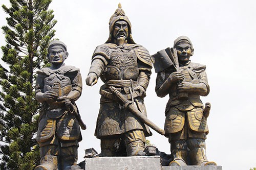 Tượng đài Trần Hưng Đạo và hai mãnh tướng Yết Kiêu, Dã Tượng ở TP Phan Thiết (tỉnh Bình Thuận).