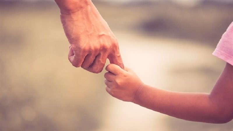Con có được quyền yêu cầu mẹ phải cấp dưỡng nuôi em?