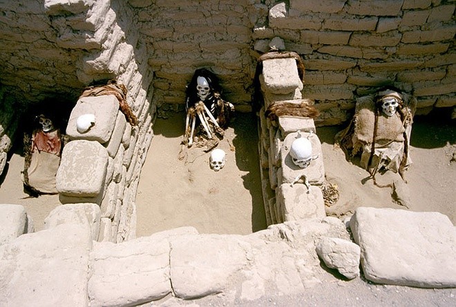 Những bộ hài cốt khô ở khu nghĩa địa Nazca.