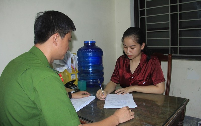 Công an lấy lời khai bị can trong một vụ mại dâm.