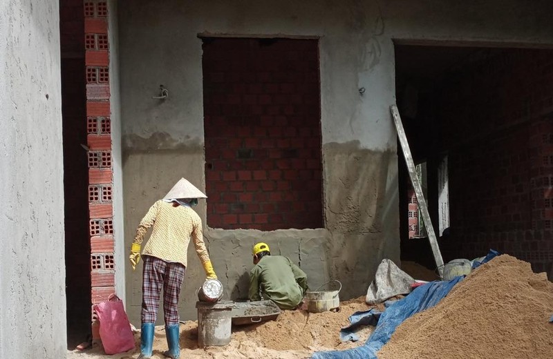 Công trình đang được thi công cấp tập bên trong cánh cổng bị khóa (ảnh chụp sáng 24/11).