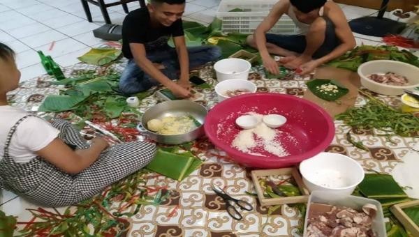 Tết Việt đầm ấm với bánh chưng truyền thống được gói ở Tân Đảo, Tân Thế giới.
