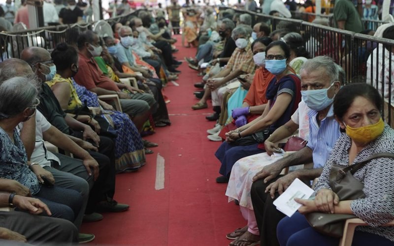 Người dân tại Mumbai, Ấn Độ chờ tiêm vaccine ngừa Covid-19. (ảnh: AP).