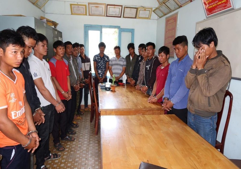 Các đối tượng phá rừng tại cơ quan điều tra.