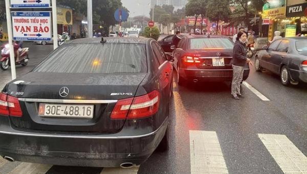 Hai xe Mercedes trùng biển số chạm mặt nhau trên đường.