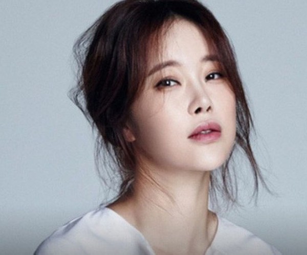 Nữ ca sĩ Baek Ji Young.