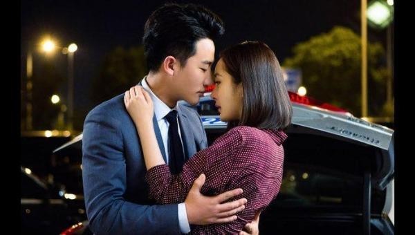 Bằng sự ngọt ngào và tiền bạc, gã bác sĩ thẩm mĩ dễ dàng chinh phục được các cô gái.