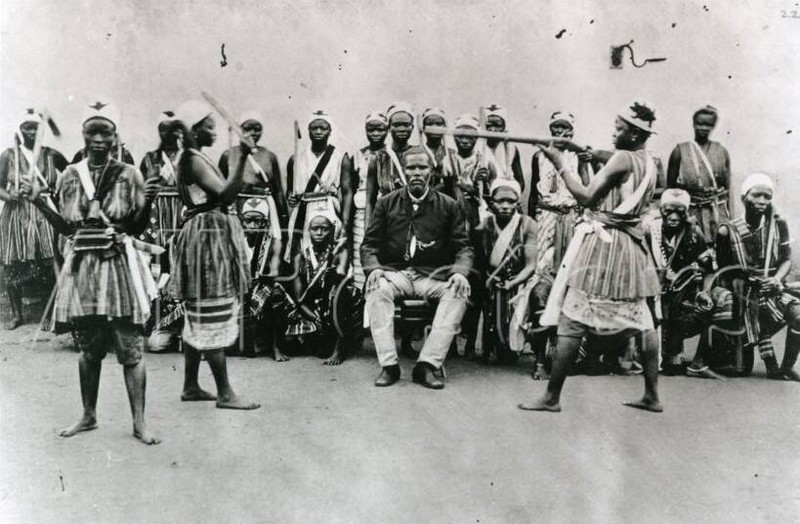 Các nữ chiến binh Dahomey Amazons phô diễn các kỹ năng của họ. (Ảnh chụp vào khoảng năm 1890).
