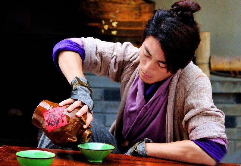 Lệnh Hồ Xung tửu lượng vô đối.