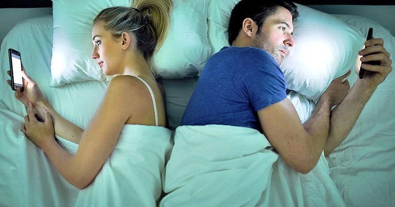 Các cặp đôi trẻ ngày nay "yêu" điện thoại hơn cuộc hôn nhân của mình.