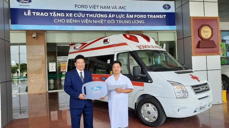 Ford Việt Nam trao chiếc xe cứu thương áp lực âm đầu tiên cho Bệnh viện Nhiệt đới Trung ương.