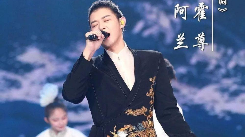Hoắc Tôn - nam ca sĩ nổi tiếng bởi vẻ hào hoa và giọng hát say đắm giới trẻ.