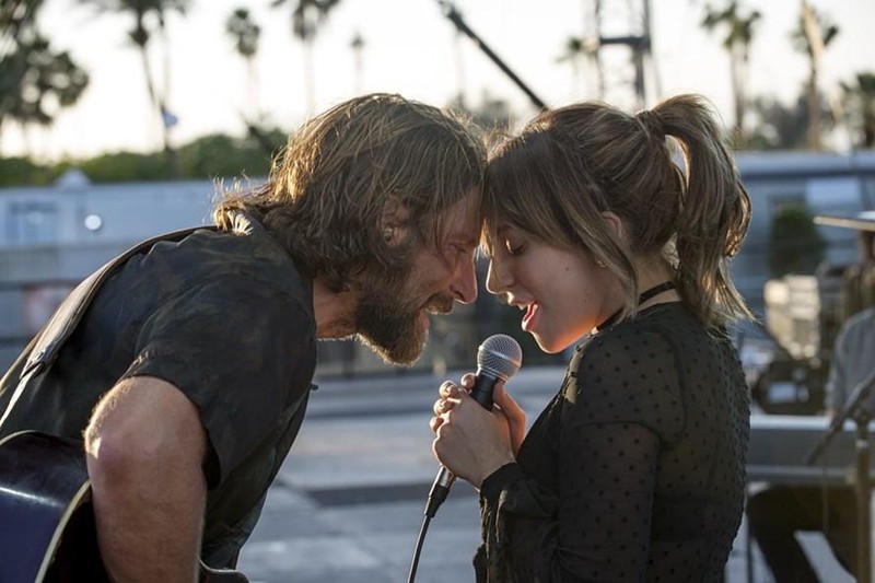 Lady Gaga (phải) trong bộ phim A Star is born.