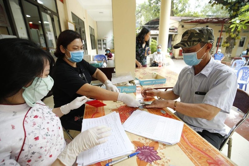 Người lao động nhận hỗ trợ khó khăn do dịch Covid-19.